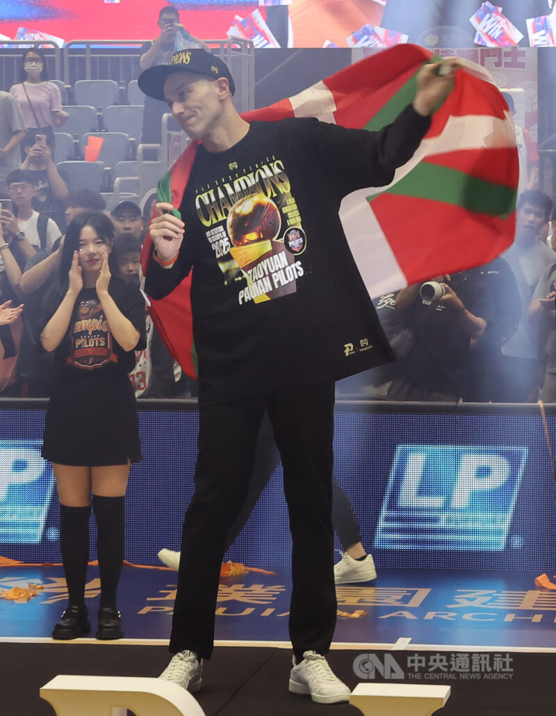 台灣職籃P. LEAGUE+聯盟桃園璞園領航猿隊21日在桃園市立體育館收下隊史首座總冠軍,總教練卡米諾斯(Iurgi Caminos)(中)登台感受球迷熱情歡呼。中央社記者趙世勳攝 114年5月21日
