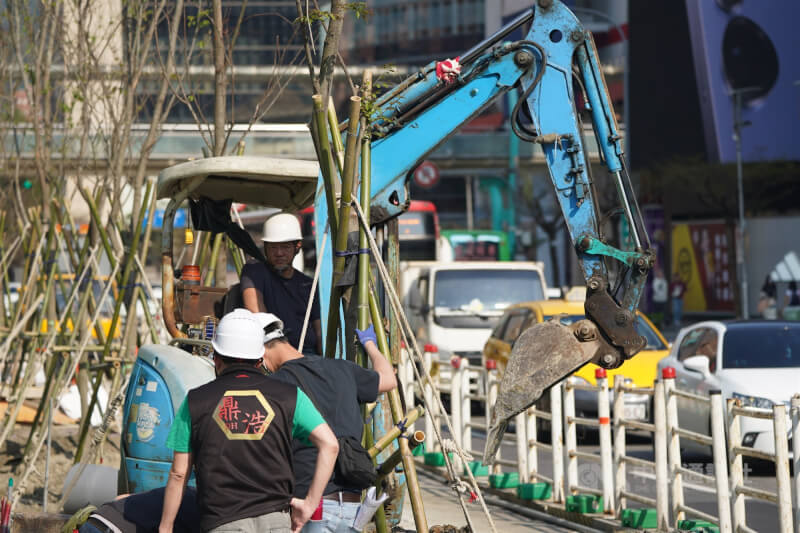 主計總處22日公布4月失業率為3.32%,終止連續2個月上升。圖為施工人員在台北市信義區街道工作。(中央社檔案照片)