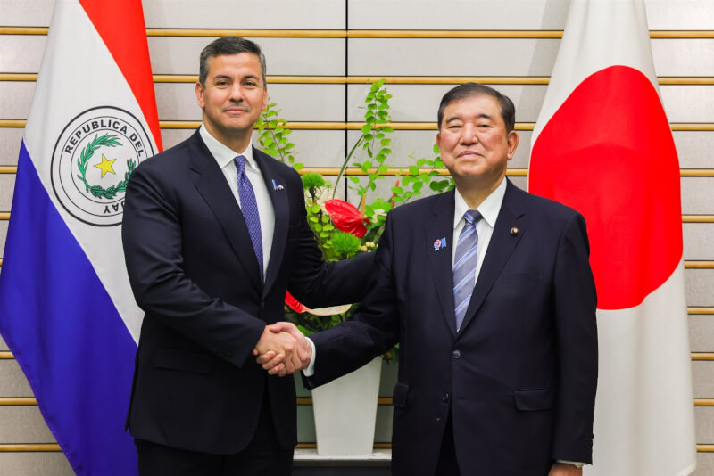 巴拉圭總統潘尼亞(左)21日與日本首相石破茂(右)在日本首相官邸舉行會談。(圖取自x.com/MofaJapan_en)