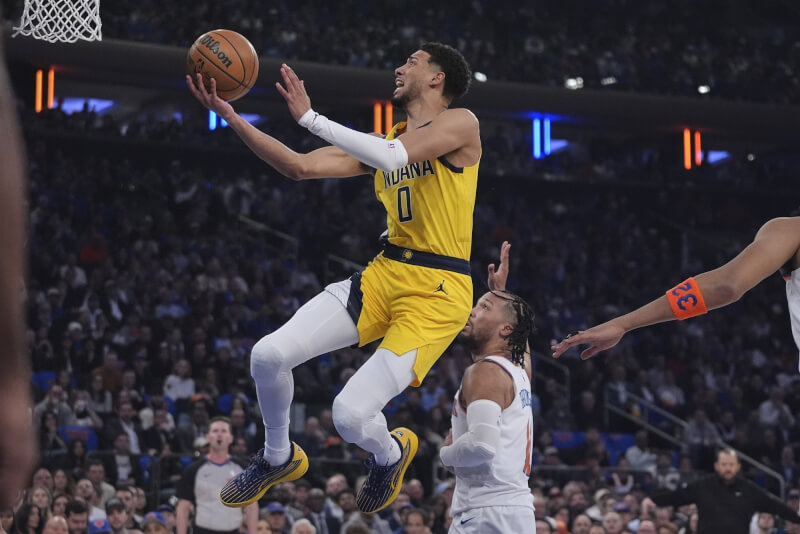 NBA溜馬主控哈利伯頓(黃衣者)。(美聯社)