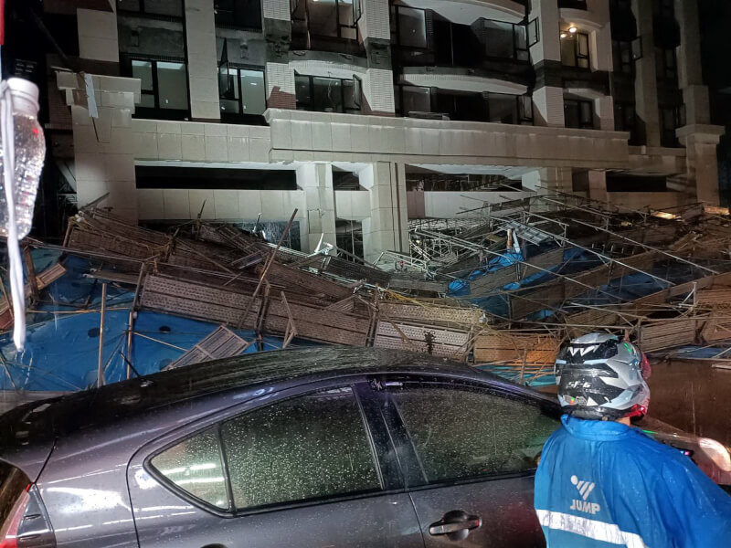 新北市22日晚間下起雷陣雨,中和區民樂路一處建案工地發生鷹架倒塌事故,現場3車遭鷹架或掉落物砸中,所幸無人受傷,警消獲報已派員到場處理。(翻攝畫面)中央社記者黃旭昇新北市傳真 114年5月22日