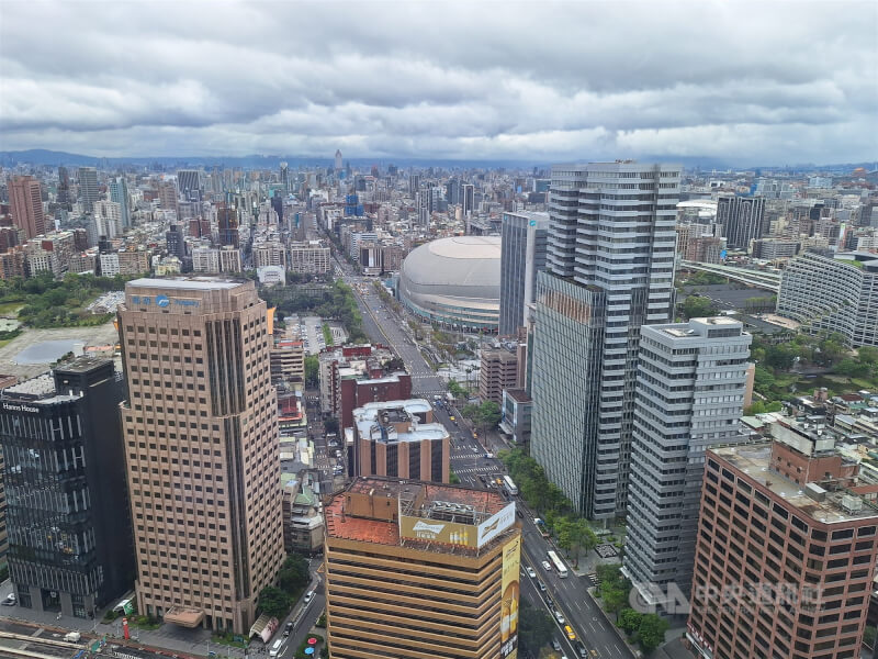 中央銀行22日公布,4月五大銀行新承做房貸金額較3月大減192.79億元,不只交易量縮,漲幅也已經收斂。圖為台北市街景。(中央社檔案照片)