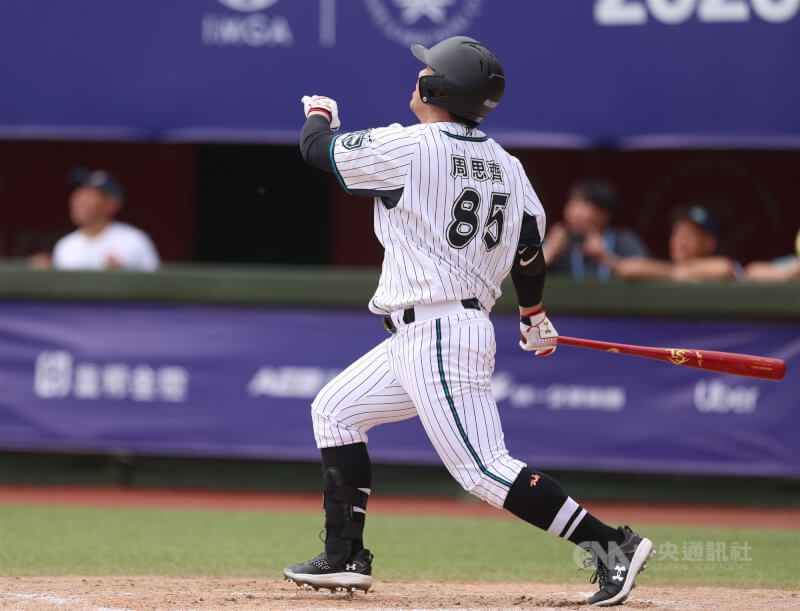 世壯運棒球項目男子35+組首戰GOATBROS山羊兄弟隊22日在天母棒球場出戰日本甲子園大師隊,圖為山羊兄弟周思齊代打上陣。中央社記者張新偉攝 114年5月22日