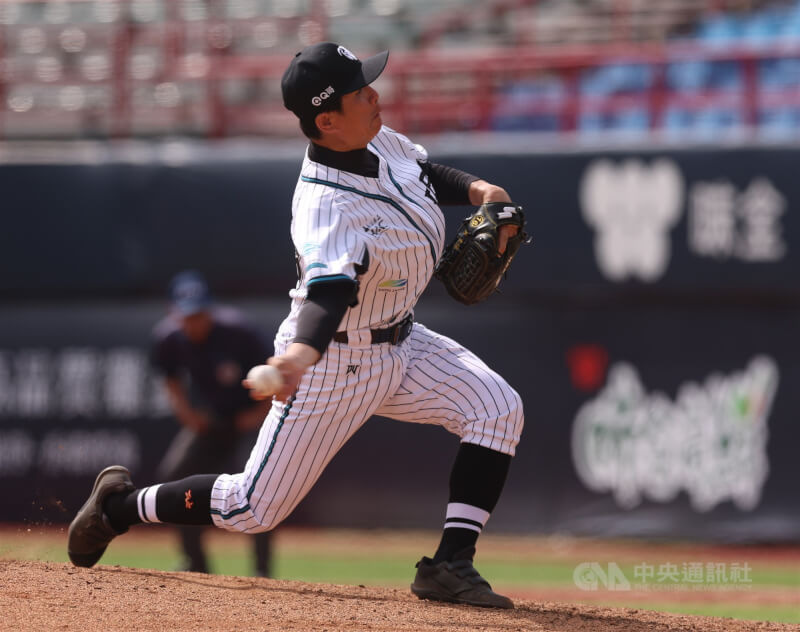世壯運棒球項目男子35+組首戰GOATBROS山羊兄弟隊22日在天母棒球場出戰日本甲子園大師隊,山羊兄弟由低肩側投的吳俊億擔任先發投手。中央社記者張新偉攝 114年5月22日