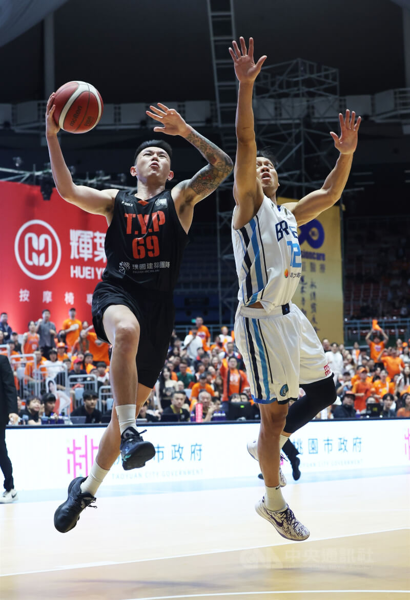 台灣職籃P. LEAGUE+聯盟桃園璞園領航猿隊在7戰4勝制總冠軍賽與台北富邦勇士隊纏鬥到「搶7大戰」,21日最終戰雙方互不相讓,領航猿盧峻翔(左)全場攻下20分,助隊以89比86搶下冠軍金盃。中央社記者趙世勳攝 114年5月21日