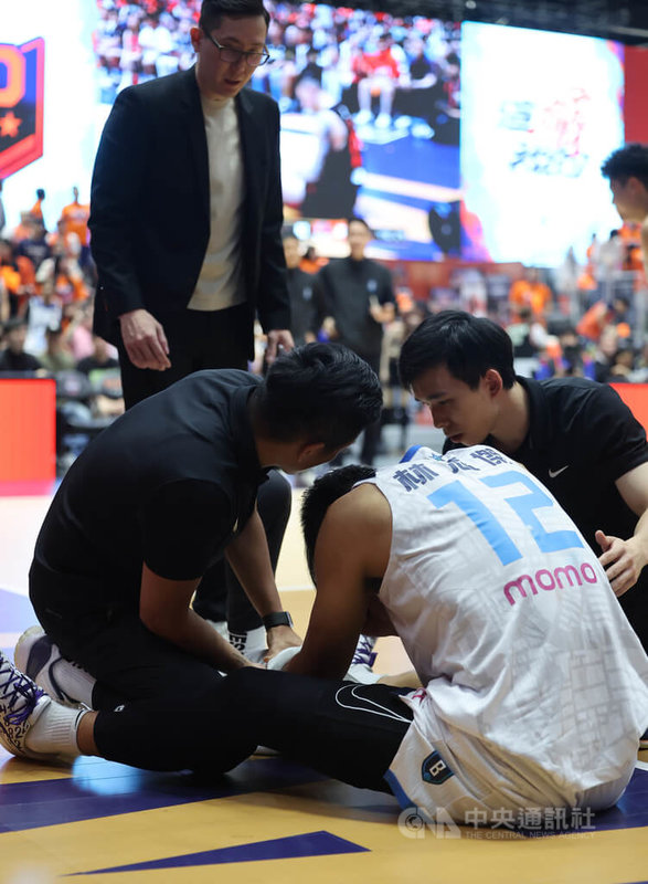 台灣職籃P.LEAGUE+ 台北富邦勇士球星林志傑(前右)在總冠軍賽第7戰追防不慎左手腕骨折,並於22日凌晨進行關節鏡手術,勇士球團表示將全力協助林志傑恢復。圖為21日晚間林志傑於比賽第4節時場上受傷,執行教練吳永仁(前左)上前關心。中央社記者趙世勳攝 114年5月22日