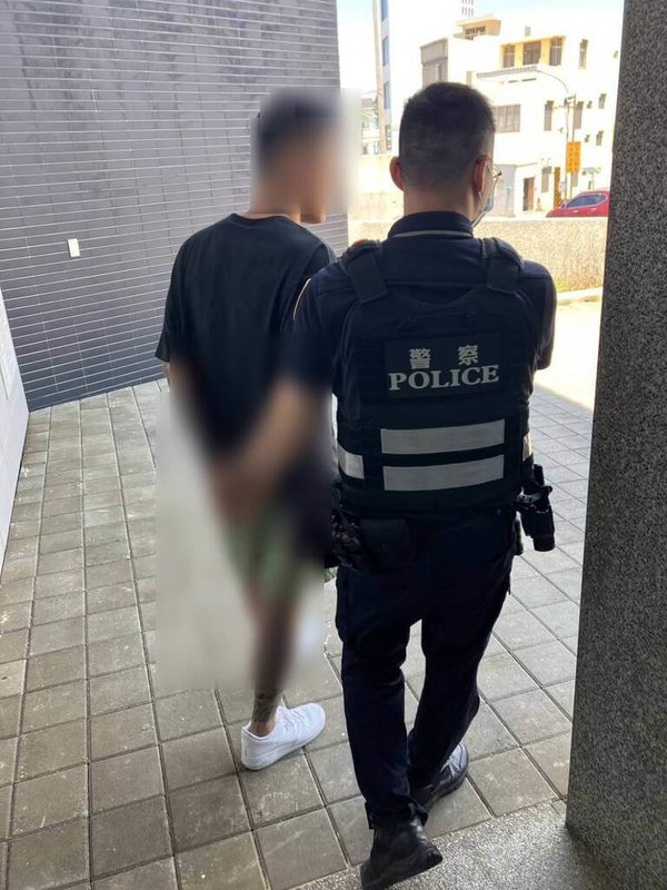 張姓與蔡姓男子相約到澎湖觀光旅遊,22日凌晨在民宿內疑酒後起衝突互毆,蔡男傷勢嚴重送醫,警方將張男逮捕,進一步調查釐清案情。(馬公分局提供)中央社 114年5月22日