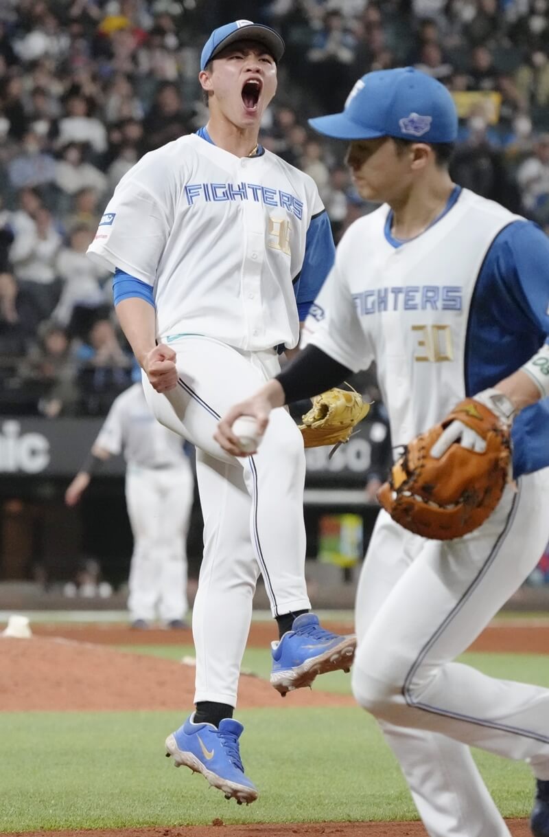 「台灣至寶」孫易磊22日在日職一軍初登板,2局無失分表現讓他興奮怒吼。(共同社)