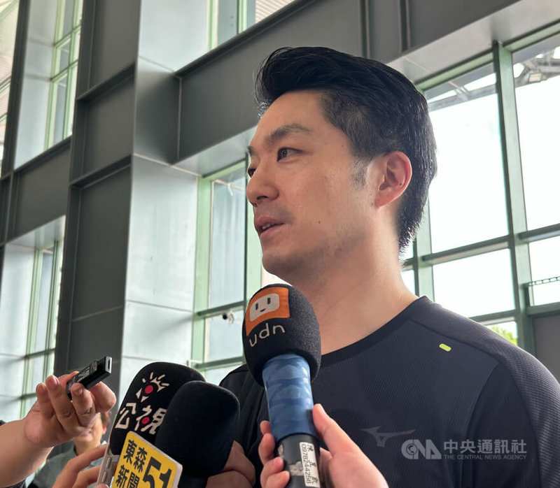 台北市長蔣萬安22日出戰2025雙北世壯運壁球項目預賽第2天賽程,賽前感謝教練細心且耐心的指導,並感謝21日的2名對手,讓他可以繼續比賽。中央社記者陳昱婷攝 114年5月22日