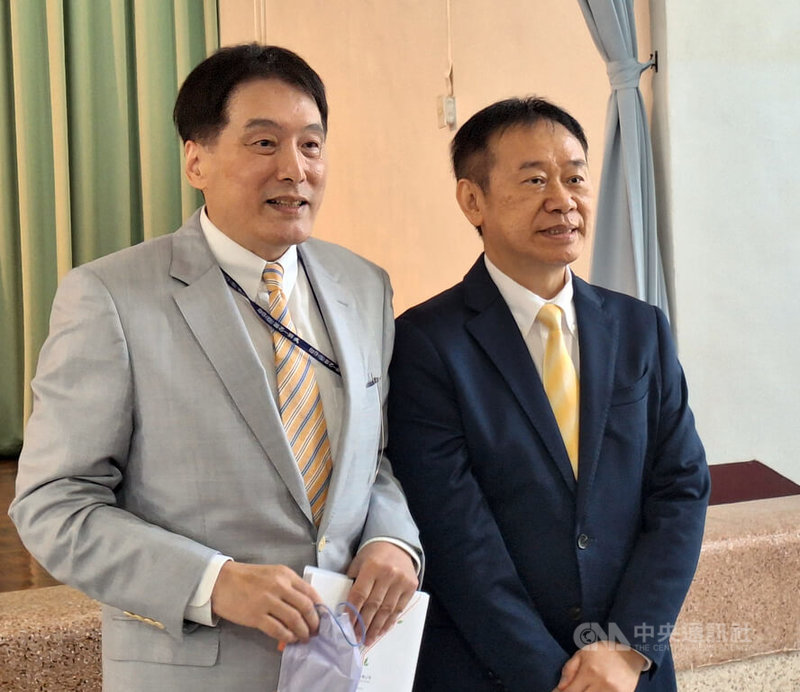 統一超董事長羅智先(左)22日主持股東會,被問及博客來、網家和Yahoo電商未來是否會整合成電商大平台時表示,每家都有自己特色,沒有所謂整合議題。圖右為統一超總經理黃瑞典。中央社記者何秀玲攝 114年5月22日