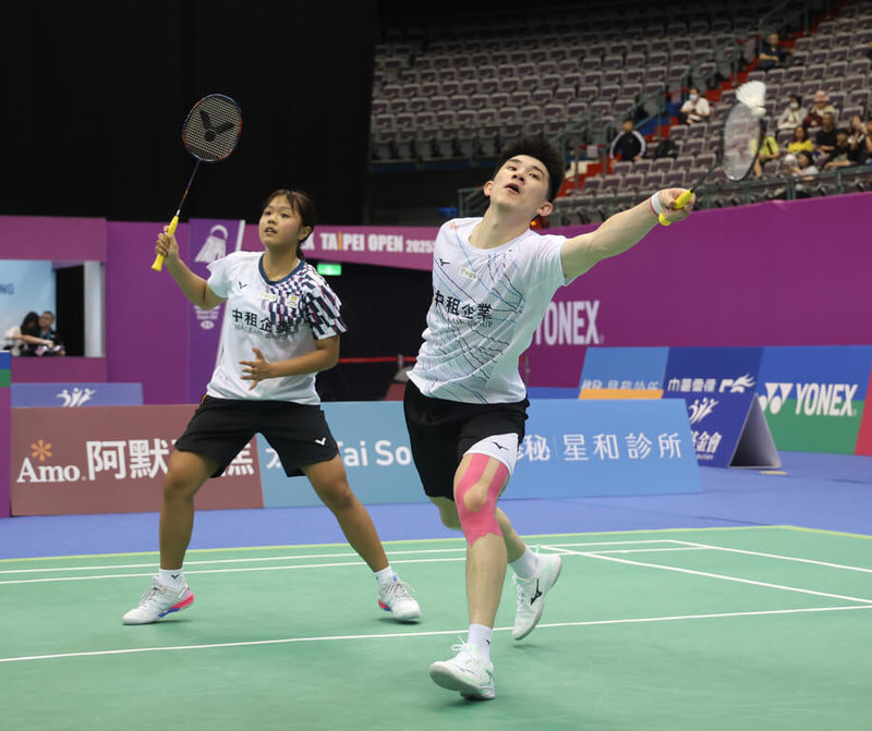 BWF超級500的馬來西亞羽球大師賽,台灣混雙組合葉宏蔚(右)、詹又蓁(左),22日在16強以2比1擊敗馬來西亞搭檔,成功挺進8強。圖為兩人出戰台北羽球公開賽。(中華民國羽球協會提供)中央社記者黎建忠傳真 114年5月22日