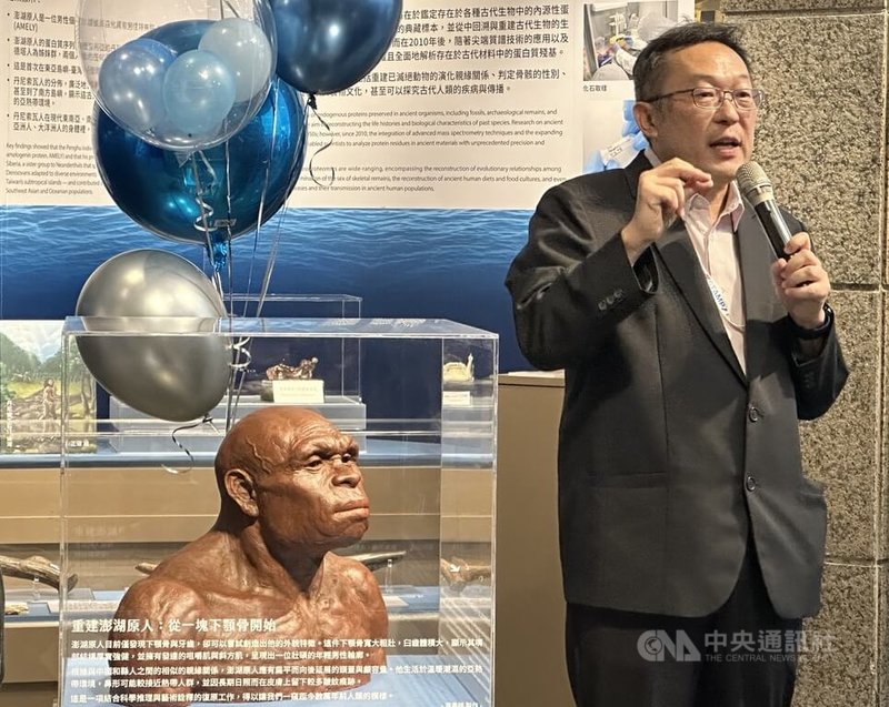 國立自然科學博物館22日起推出特展「丹尼索瓦人到台灣」,策展人張鈞翔(右)指出,現場展出的「丹尼索瓦人模型」為館內地質學組技術員游書桓塑造,耗時1個多月,以科學研究為基礎融合雕塑藝術,生動呈現這名史前人類的體貌特徵。中央社記者趙麗妍攝 114年5月22日