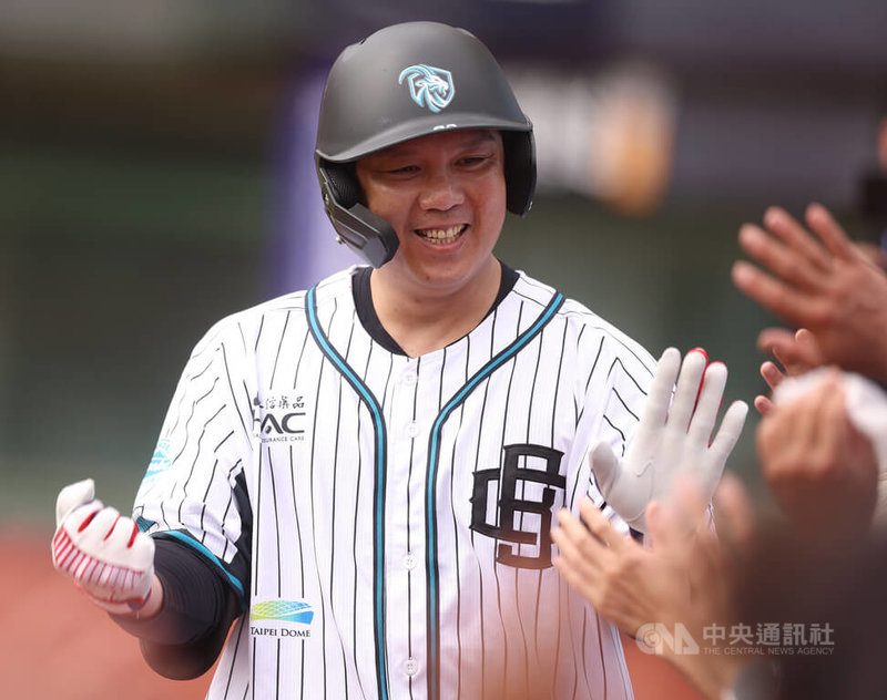 世壯運棒球項目男子35+組首戰GOATBROS山羊兄弟隊22日在天母棒球場出戰日本甲子園大師隊,山羊兄弟周思齊(圖)代打上陣,擊出高飛犧牲打,送回三壘跑者,帶有1分打點,回到休息區與隊友擊掌致意。中央社記者張新偉攝 114年5月22日