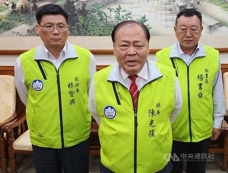 澎湖縣長陳光復(中)23日指出,澎湖縣遭政院統刪新台幣15.5億元,占澎湖全年歲入預算的11.7%,對地方財政造成前所未見的壓力,將持續向中央反映離島困境,爭取合理資源分配。中央社 114年5月23日