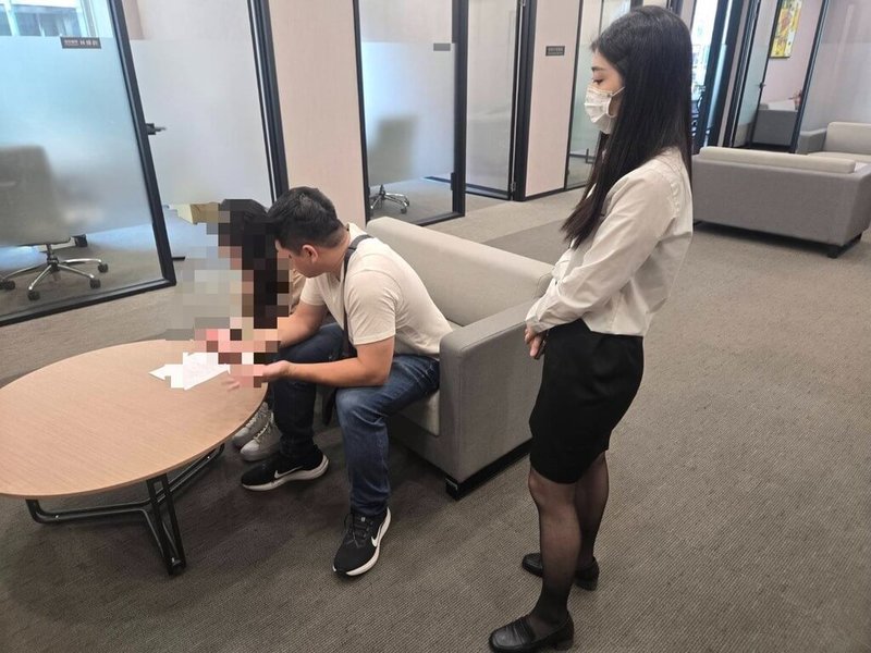 台中市有女子誤信在網路認識、自稱遊艇顧問的男子投資建議,到銀行要匯出3萬美元積蓄,行員通知警方到場,耐心勸導女子,並聯繫遊艇公司的台灣分公司查證,遊艇公司表示「查無此人」,戳破詐騙集團謊言,讓女子頓時清醒,保住積蓄。(民眾提供)中央社記者郝雪卿傳真 114年5月23日