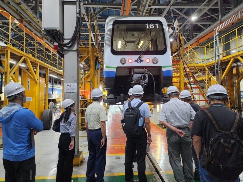 台北捷運公司23日表示,經邀集內外部專家針對文湖線專案體檢,將新增極端氣候應變措施,若遇大雨、落雷等天候,能適時調降文湖線內湖路段的行駛速度至原速度75%,並派員隨車監控。(台北捷運公司提供)中央社記者陳昱婷傳真 114年5月23日