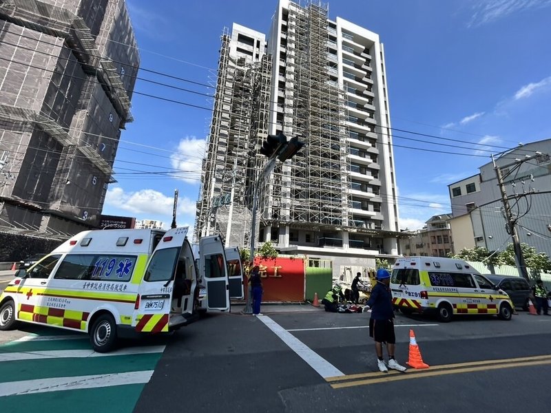 台中市南區建議工地鷹架倒塌,工安意外釀2死2傷,中市府勒令停工並依法裁處新台幣48萬元。(民眾提供)中央社記者趙麗妍傳真 114年5月23日