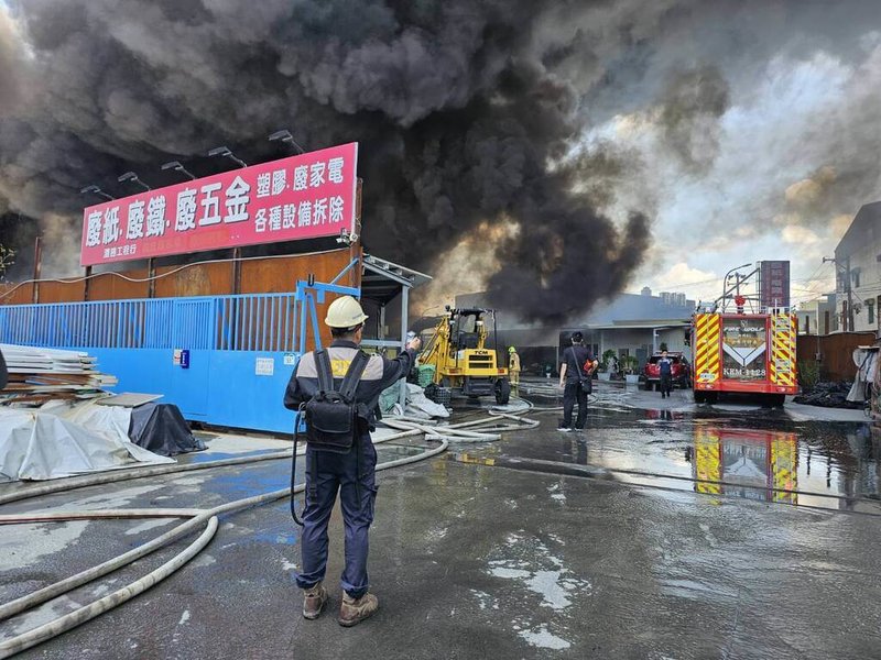 高雄市仁武區1間鐵皮塑膠倉庫23日上午發生火警,火勢猛烈,延燒至鄰近回收場,產生明顯異味及濃煙,環保局將依違反空污法開罰。(高市環保局提供)中央社記者洪學廣傳真 114年5月23日