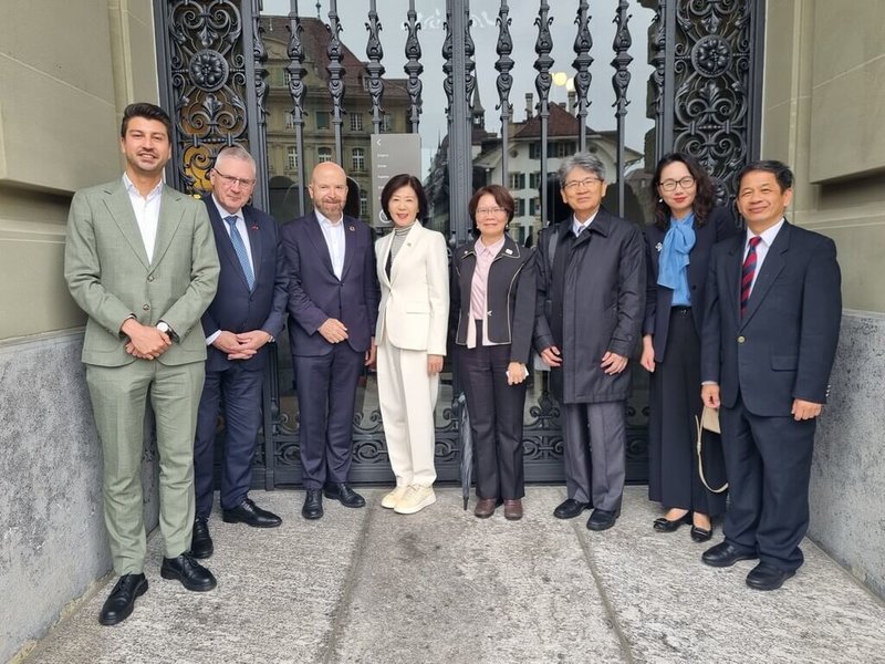 本年世界衛生大會(WHA)立法委員視導團成員王育敏委員、王正旭委員及劉書彬委員在伯恩拜會瑞士國會友台小組。(駐瑞士代表處提供)中央社記者郭芳君傳真 114年5月23日