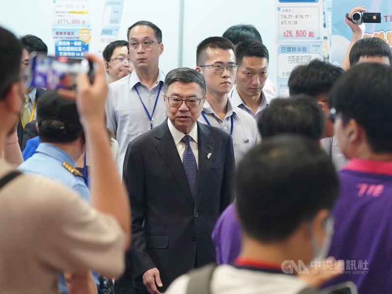 行政院長卓榮泰(中)23日上午在台北世貿出席2025台北國際觀光博覽會開幕典禮,在隨扈的陪同下步進會場。中央社記者徐肇昌攝 114年5月23日