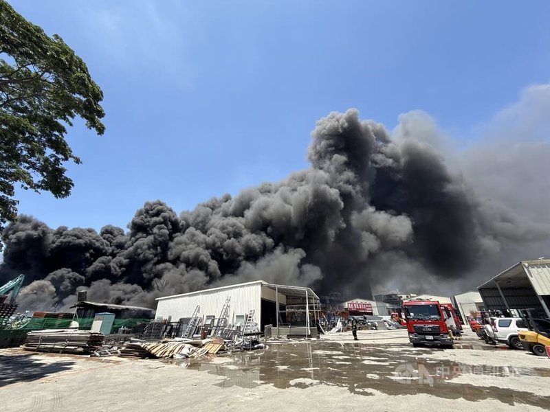 高雄市仁武區一間工廠23日上午發生火警,現場疑似擺放大量易燃物,黑煙不斷竄升;消防局指出,目前沒有受傷受困者,持續確認中。中央社記者董俊志攝 114年5月23日
