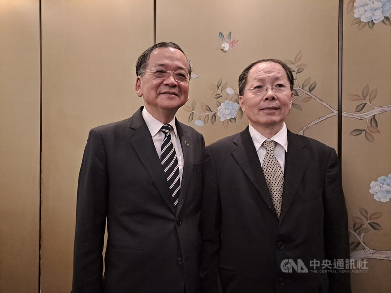 上市櫃公司協會23日公布「2025上市櫃企業家對川普『對等關稅』政策的影響預期調查問卷」,受訪者有4成認為美對台課徵關稅會在15至20%區間。共同主持此次調查的政治大學國際關係研究中心兼任研究員陳德昇(左)、華信統領企業管理諮詢顧問公司總經理袁明仁(右)。中央社記者潘智義攝 114年5月23日