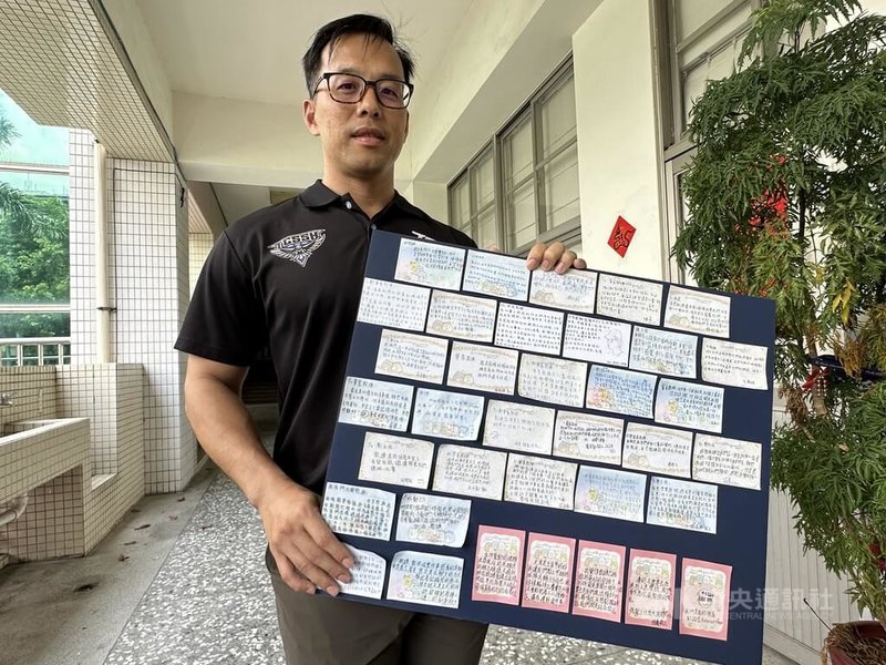 台中二中2024年參加黑豹旗棒球賽卻因遲到遭裁定輸球,輿論滿天飛,教練鄭肇豪(圖)一度辭去教練以示負責,不過球員們寫鼓勵小卡片,期盼「教練盡快振作」、「全國賽缺一不可」、「我們是你的後盾」,這些卡片感動了鄭肇豪。中央社記者趙麗妍攝 114年5月23日