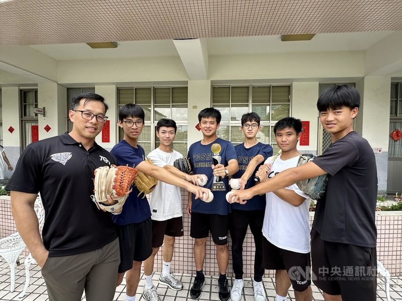 台中二中在2025年高中棒球聯賽(軟式組)起初不被看好,但一路過關斬將拚進決賽,最終奪得第3名,創校史佳績。中央社記者趙麗妍攝 114年5月23日