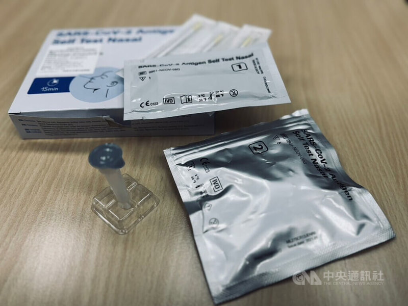 COVID-19疫情來得快又急,衛福部疾管署23日表示,食藥署已與快篩試劑廠商、通路密切聯繫,請廠商持續增加生產量,且協調4大超商、連鎖藥局、社區藥局等通路陸續舖貨。圖為COVID-19家用快篩試劑。中央社記者沈佩瑤攝 114年5月23日