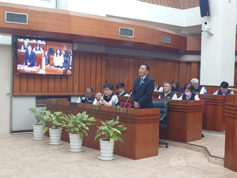 連江縣議會第8屆第5次定期大會22日開議,23日議程由縣長王忠銘(立者)列席進行施政報告並備質詢。中央社記者潘欣彤攝 114年5月23日