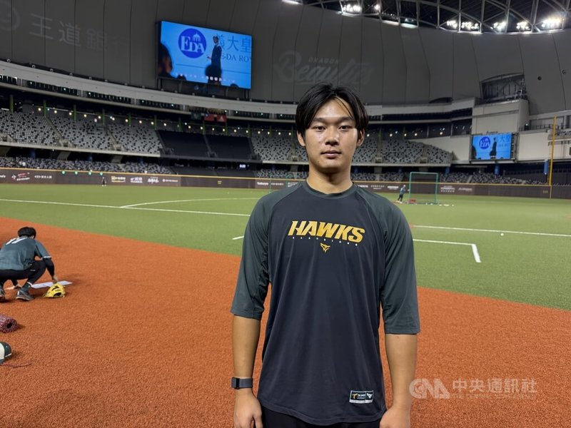 中職台鋼雄鷹讓將20歲投手曾奕翔(圖)升上一軍,為球隊牛棚增加左投可用之兵。他23日賽前受訪表示,心情沒有太大差異,當然可能會緊張,但會懂得隱藏,教練團和學長也鼓勵他,上一軍就不要再回二軍了。中央社記者謝靜雯攝 114年5月23日
