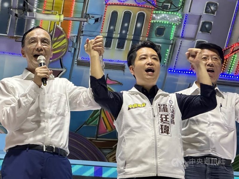 國民黨主席朱立倫(左)23日前往台中市南區醒修宮,出席「反惡罷 戰獨裁」政策說明會,肯定黨籍立委羅廷瑋(中)在國會表現。中央社記者趙麗妍攝 114年5月23日