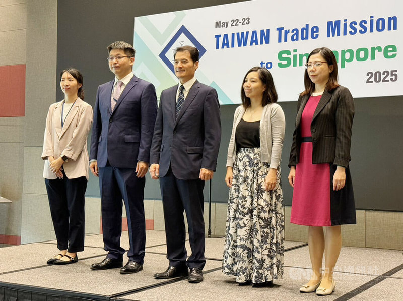 台灣科技相關領域企業23日到新加坡出席商機拓銷活動,駐新加坡代表處經濟組長吳文忠(中)、新加坡台貿中心主任劉千翡(右1)等人出席。中央社記者吳昇鴻新加坡攝 114年5月23日