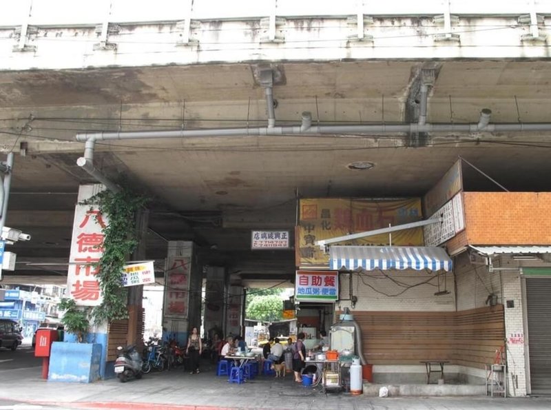 台北市市場處23日表示,八德市場是內政部列管在案的高氯離子建物,限期2025年底前拆除,6月17日前將公告市場9月18日停用、10月開拆,12月底前拆除後,場地將歸還給北市新建工程處使用。(台北市市場處提供)中央社記者劉建邦傳真 114年5月23日