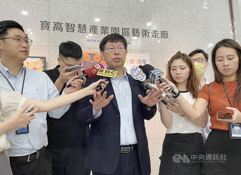鴻華先進23日上午舉行股東會,董事長劉揚偉(中)會後接受媒體採訪。 中央社記者鍾榮峰攝 114年5月23日