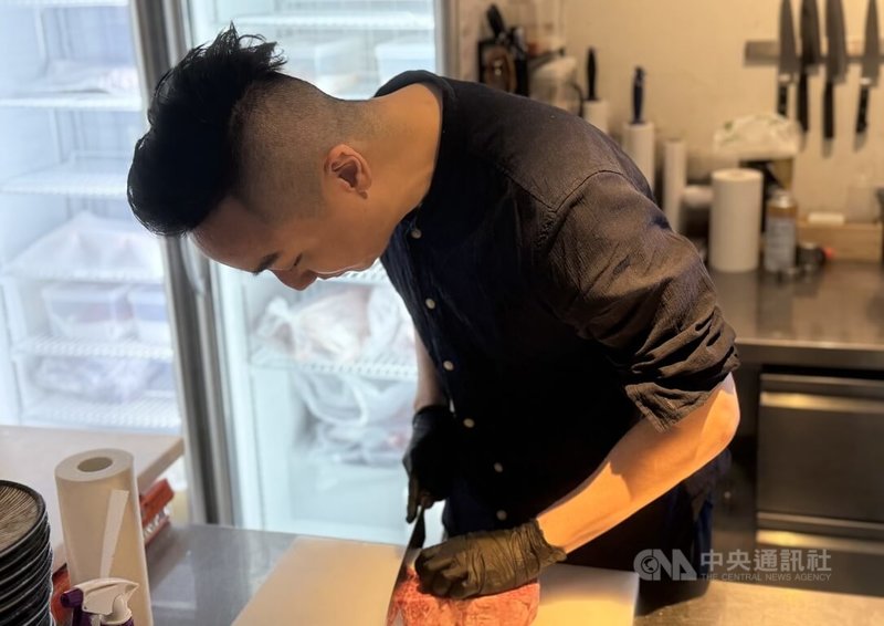 路易奇集團董事長武俊傑對料理熱情,創立多家餐廳,以好食材及實在價格贏得高CP值口碑。中央社記者李宗憲攝 114年5月23日