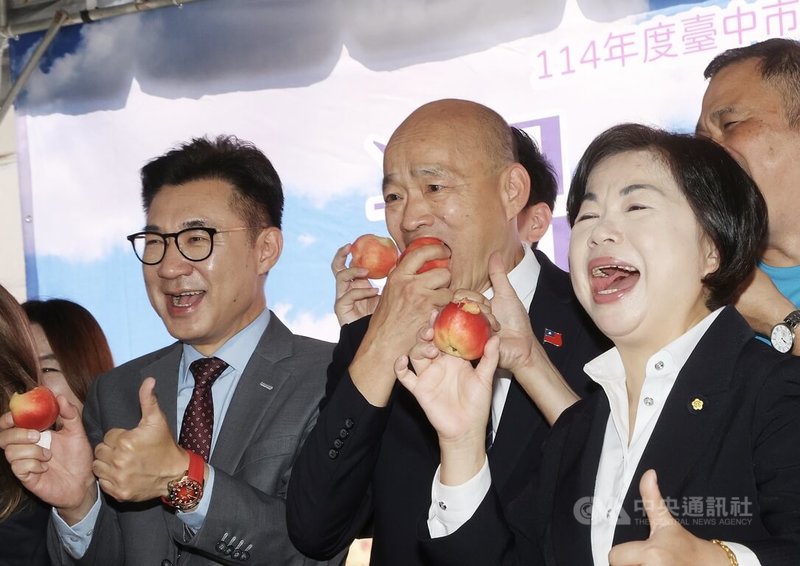 立法院長韓國瑜(中)、副院長江啟臣(左)23日出席台中市新社區優質香菇評鑑暨裝飾藝術花卉跨區行銷活動,推廣農產品、試吃甜桃,並強調農民是國家最重要的基礎。中央社記者郭日曉攝 114年5月23日