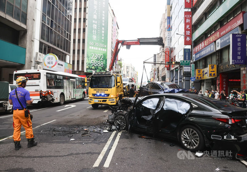 台北市重慶南路一段23日下午發生多車車禍,疑似其中一輛自小客車失控暴衝殃及多車,現場一片狼藉,警消獲報到場處理,拖吊車到場協助清理現場。中央社記者謝佳璋攝 114年5月23日
