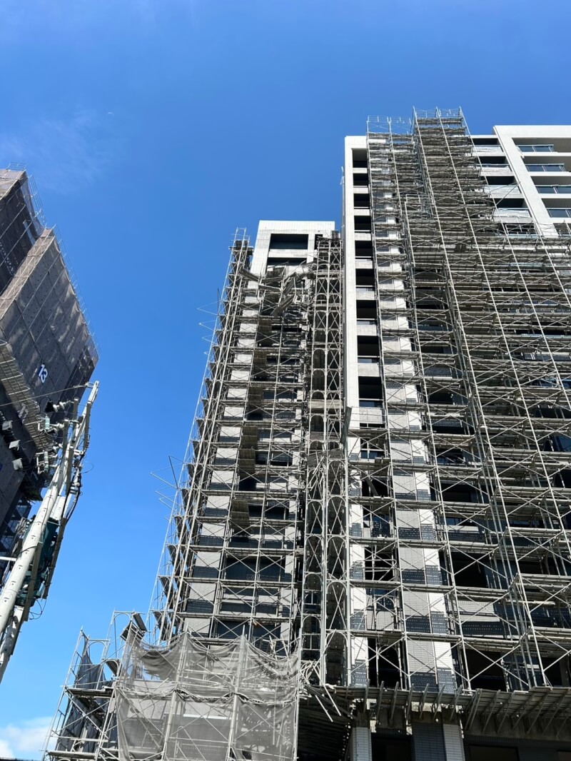 台中市南區一處建築工地23日上午鷹架因不明原因倒塌,2名工人從高處墜落,現場無生命跡象,送醫搶救後不治。(民眾提供)中央社記者趙麗妍傳真 114年5月23日