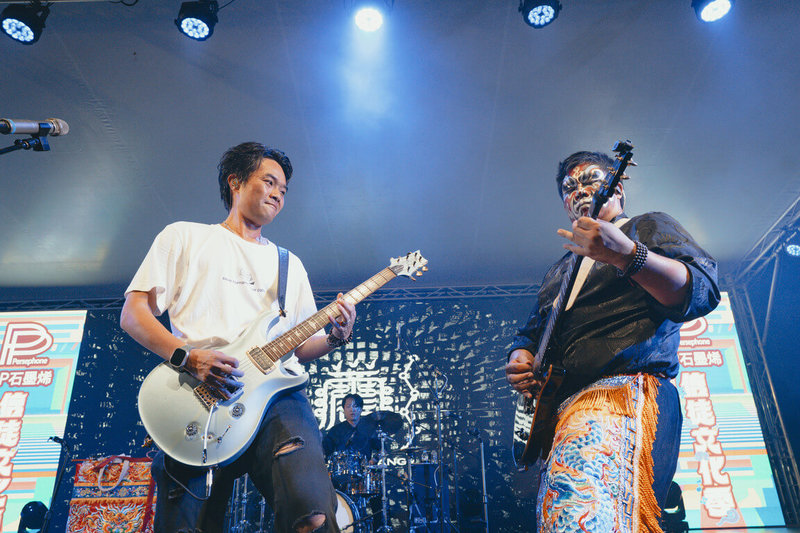 音樂人柯大堡(左)發起第一屆「信徒文化季」,21日在白沙屯天德宮登場,以音樂為媒介,打造一場屬於台灣獨特的酬神音樂節。(三川娛樂提供)中央社記者邱祖胤傳真 114年5月23日