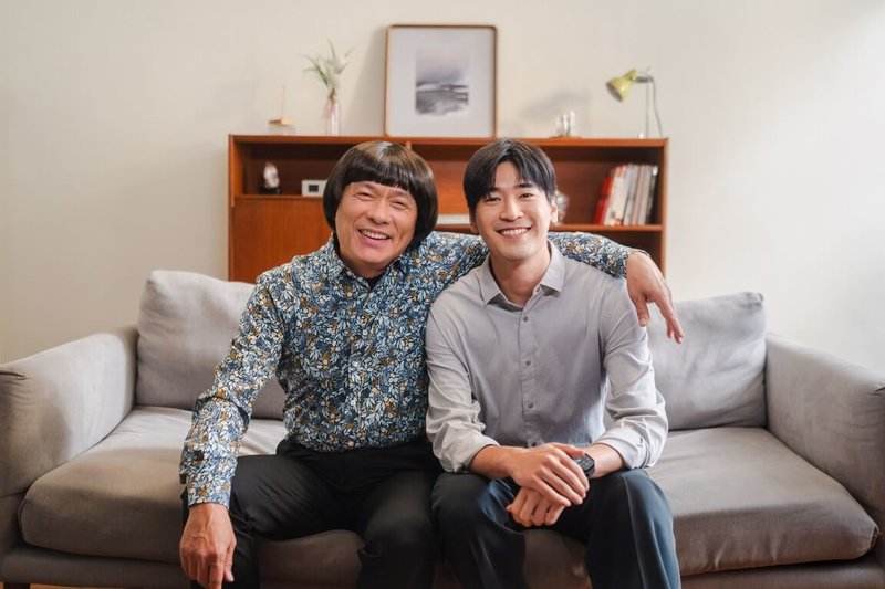 演員涂善存(右)與「AI豬哥亮」在歌曲「阿爸的話」MV中,重現當年豬哥亮與長子謝順福搭肩的父子合照模樣。(甲上娛樂提供)中央社記者葉冠吟傳真 114年5月23日