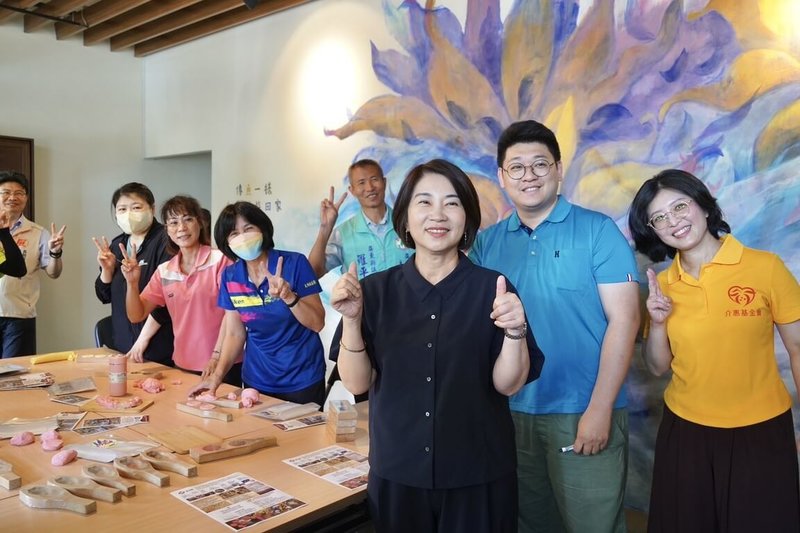 屏東縣政府推動閒置校舍再生,裁併後的佳冬鄉大新國小華麗轉身為「大新全齡共創基地」,提供共創教室、手作體驗室等空間,屏東縣長周春米(右3)23日出席啟用典禮。(屏東縣政府勞動暨青年發展處提供)中央社記者黃郁菁傳真 114年5月23日