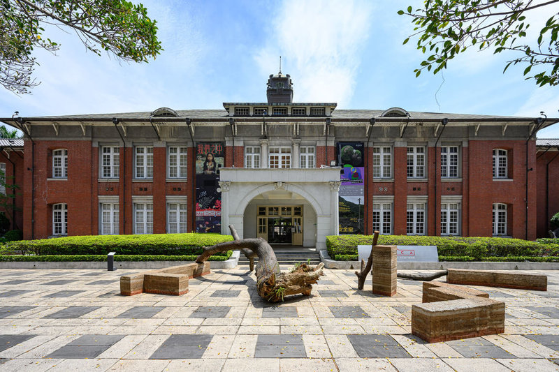 「安全室」展覽24日起將在台北當代藝術館展出，館前廣場作品「一層層疊起」，以一棵因颱風倒塌的苦楝樹為核心，探究人與土地的關係。（台北當代藝術館提供）中央社記者王寶兒傳真  114年5月23日