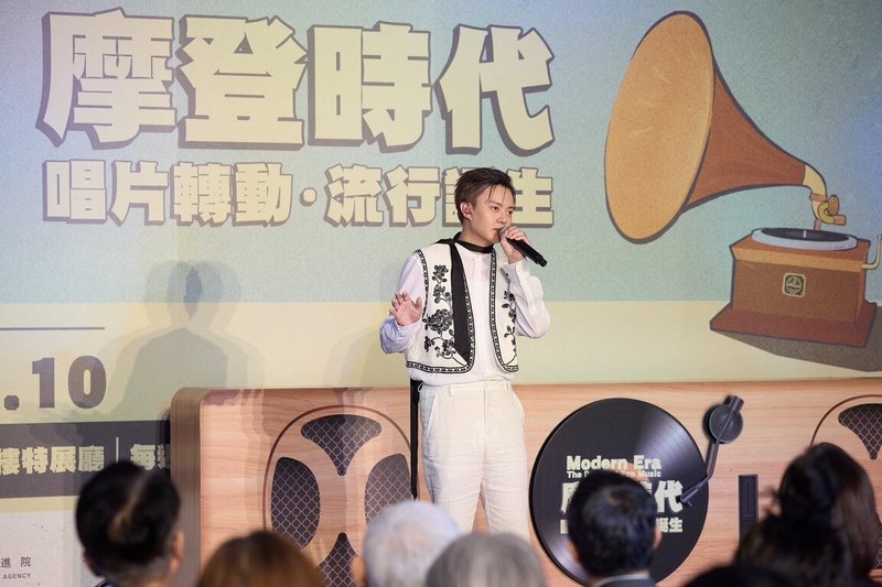 金曲歌王許富凱(圖)為台北流行音樂中心特展「摩登時代:唱片轉動.流行誕生」演唱主題曲,23日在記者會時透露錄主題曲因重感冒「失聲」,身體狀態比確診時還糟糕,是歌唱生涯遇到最糟糕的狀況,(台北流行音樂中心提供)中央社記者王心妤傳真 114年5月23日