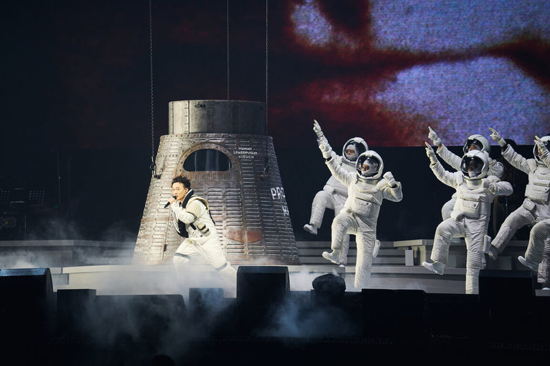 歌王陳奕迅(左)23日在高雄巨蛋舉辦首場「FEAR and DREAMS」演唱會,以歌曲「2001太空漫遊」揭開序幕,並從太空艙道具中現身。(My Kan提供)中央社記者王心妤傳真 114年5月23日