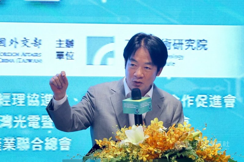 「全球半導體供應鏈夥伴論壇」23日在台北國際會議中心登場,總統賴清德出席開幕式並致詞時表示,他代表國家感謝過去歷任政府推出正確政策,提供產業界發展,也感謝業界數十年如一日的投入,產業發展才能有今天的成果。中央社記者王飛華攝 114年5月23日