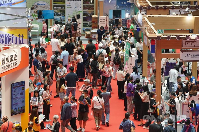 2025台北國際觀光博覽會23日在台北世貿登場,開幕首日就吸引不少民眾進場搶好康。中央社記者徐肇昌攝 114年5月23日