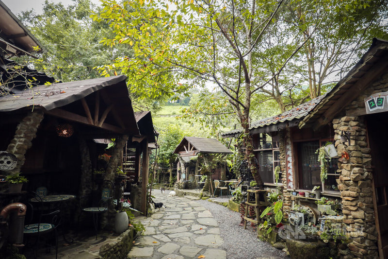 阿里山樂野「阿將的家23咖啡館」擁有濃厚部落風情的石頭屋,彷彿走進魔幻電影場景,嘉義縣文化觀光局推薦來此避暑。中央社記者蔡智明攝 114年5月23日