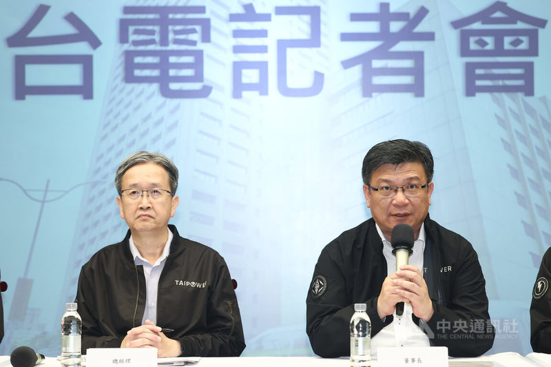 對於外界關切台中、興達電廠運轉情況,台電公司23日下午舉行記者會,董事長曾文生(右)、總經理王耀庭(左)等人親上火線說明。中央社記者王騰毅攝 114年5月23日