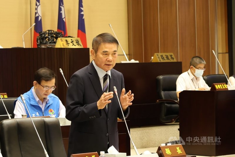 位於苗栗縣的私立亞太創意技術學院停辦多年,校地閒置,苗栗縣長鍾東錦(前)23日在議會答詢時表示,有接獲教育部通知,陽明交大和聯合大學都有意願接手,他個人期盼能合作推動成為陽明交大分校。中央社記者管瑞平攝 114年5月23日